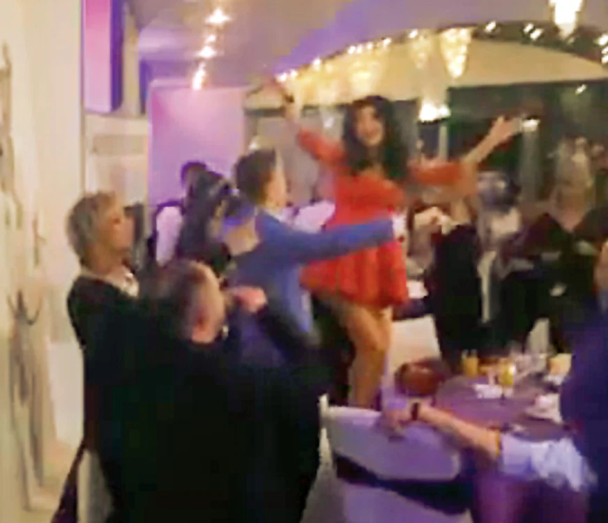Andreea s-a dat în  stambă la cheful de vineri