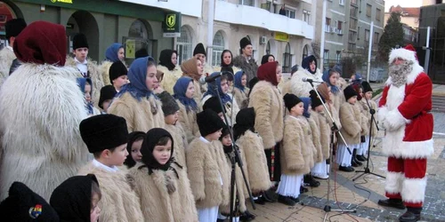 În deschiderea târgului, ansamblul „Cununiţa“ a susţinut un concert de colinde