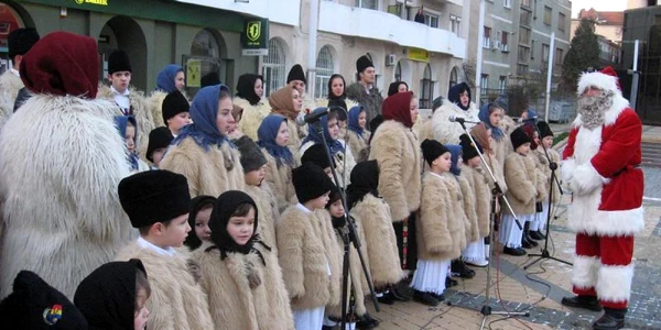În deschiderea târgului, ansamblul „Cununiţa“ a susţinut un concert de colinde
