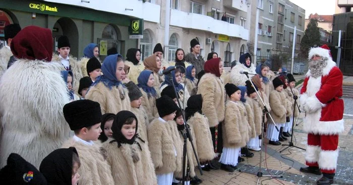 În deschiderea târgului, ansamblul „Cununiţa“ a susţinut un concert de colinde 