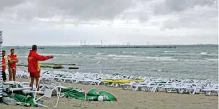 Furtuna a gonit toţi turiştii de pe plajă