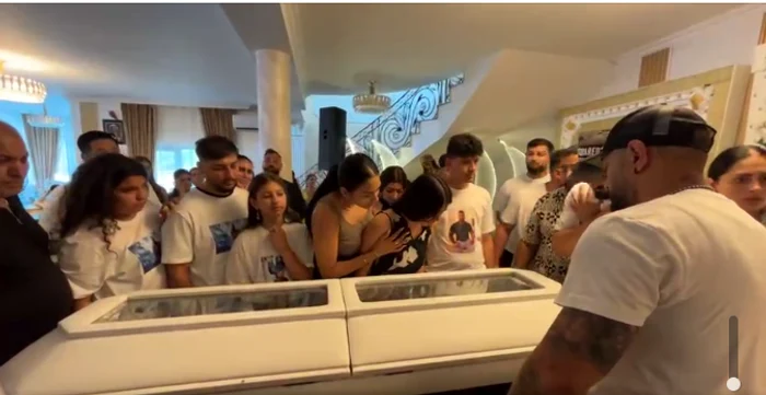 Familia lui Laurențiu Duduianu în jurul sicriului. FOTO captură video Facebook