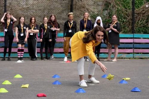 kate middleton in bath (3) Kate Middleton a surprins cu cea mai recentă apariție