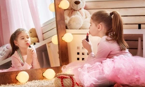 Fetita care se da cu ruj - copil - maturizare precoce FOTO Shutterstock 