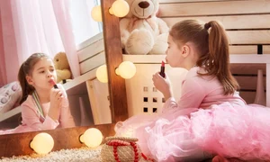 Fetita care se da cu ruj - copil - maturizare precoce FOTO Shutterstock