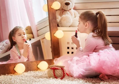 Fetita care se da cu ruj - copil - maturizare precoce FOTO Shutterstock 