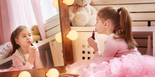Fetita care se da cu ruj - copil - maturizare precoce FOTO Shutterstock