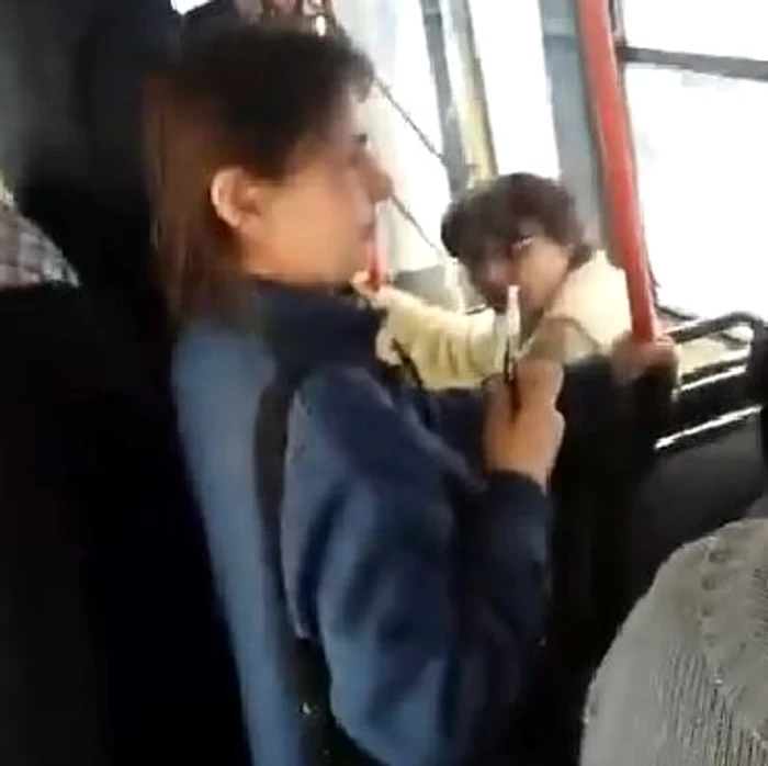 Femeia este acostată şi lovită pentru că fumează o ţigară electronică în autobuzCaptură video