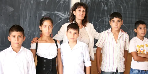 Jana Duminică, alături de elevii de clasa a cincea de la Şcoala nr.15 / Foto: Domnica Negru