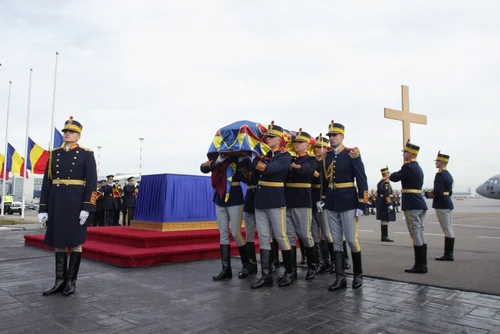 Sicriul cu trupul neînsufleţit al Regelui Mihai a fost adus în ţară FOTO Inquam Photos Octav Ganea