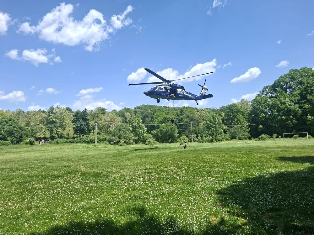 Un luptător SAS coboară din elicopter în rapel