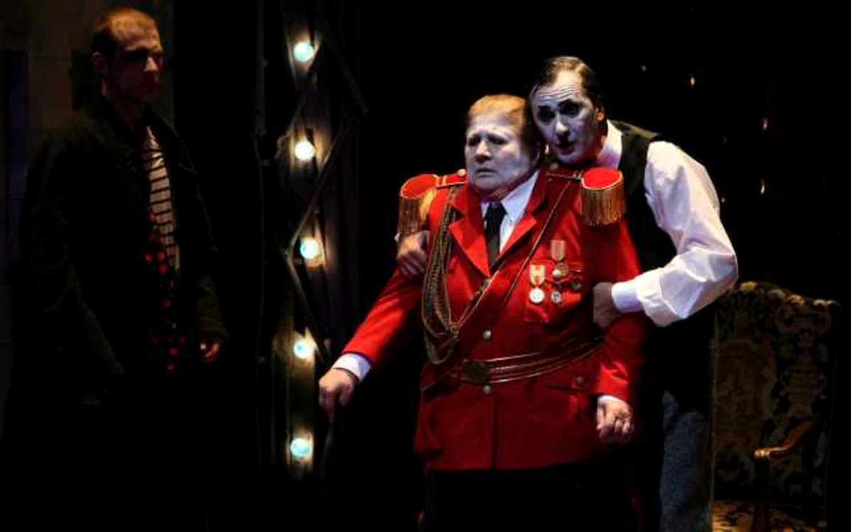 Imagine din spectacolul „Ascensiunea
lui Arturo Ui poate fi oprită“. Dorina
Lazăr a fost între 1996 şi 2003 director artistic şi din 2003 este director
general al Teatrului Odeon din Bucureşti Fotografii: Mihaela Marin