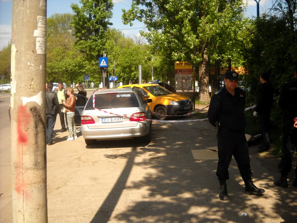 Criminaliştii au luat amprente de pe maşina victimei FOTO Sabina Ghiorghe