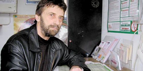 Constantin Muntean completează variantele pe biletul de la loto, sperând că va putea pleca în călătorii exotice