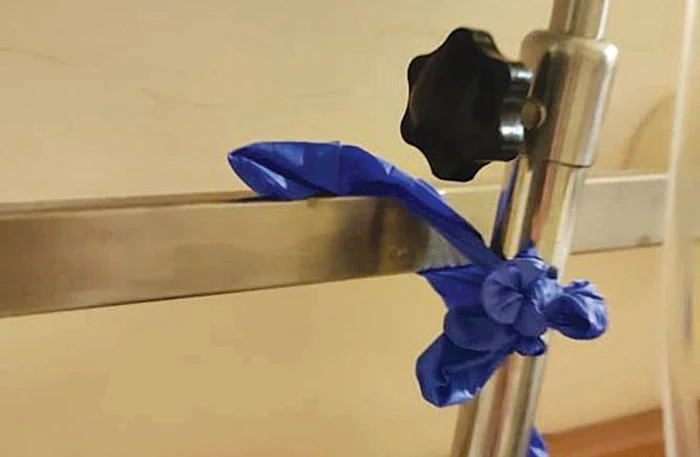 Braţul instalaţiei pentru perfuzie era prins cu o mănuşă. FOTO: https://www.observatorulph.ro/