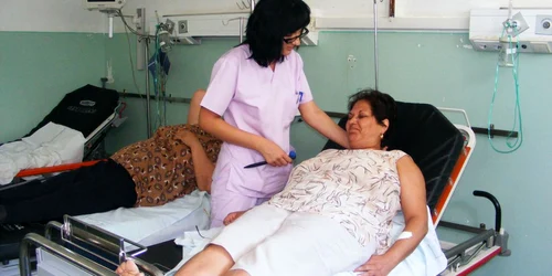 neurologul Diana Ciocan examinează o pacientă internată la ATI