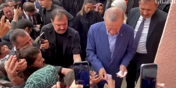 erdogan imparte bani in ziua alegerilor captura jpg