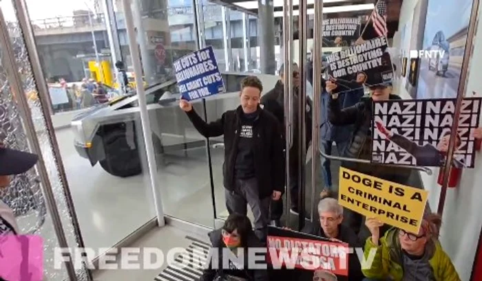 Proteste în fața mai multor showroom-uri Tesla FOTO: X