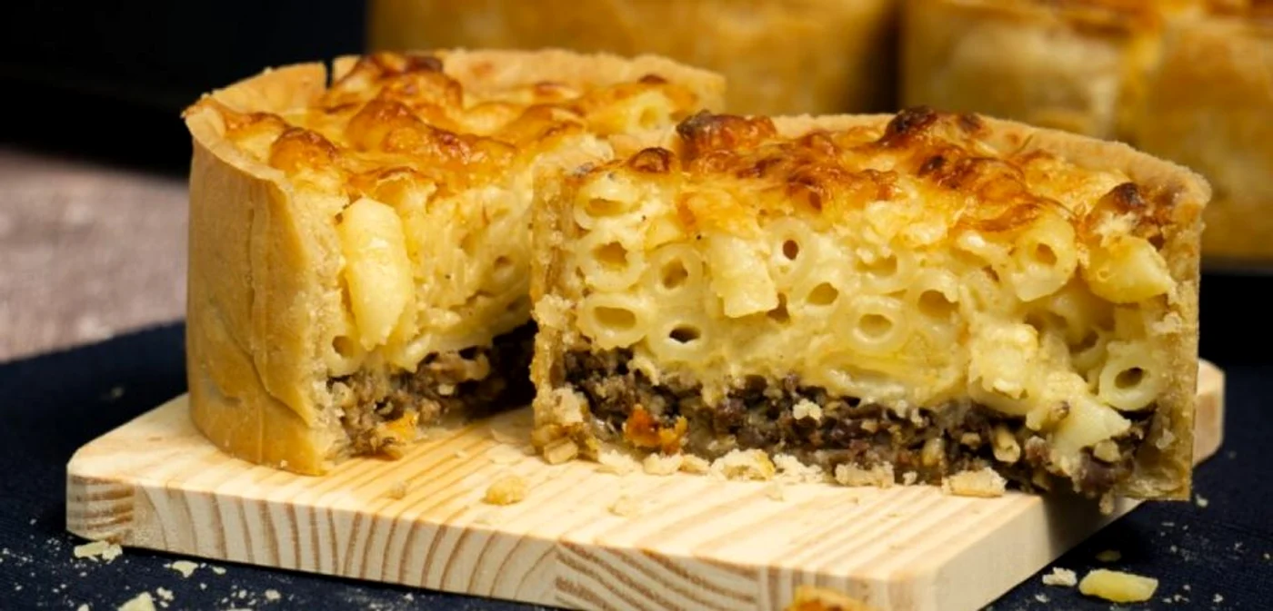 Plăcintă cu macaroane şi carne