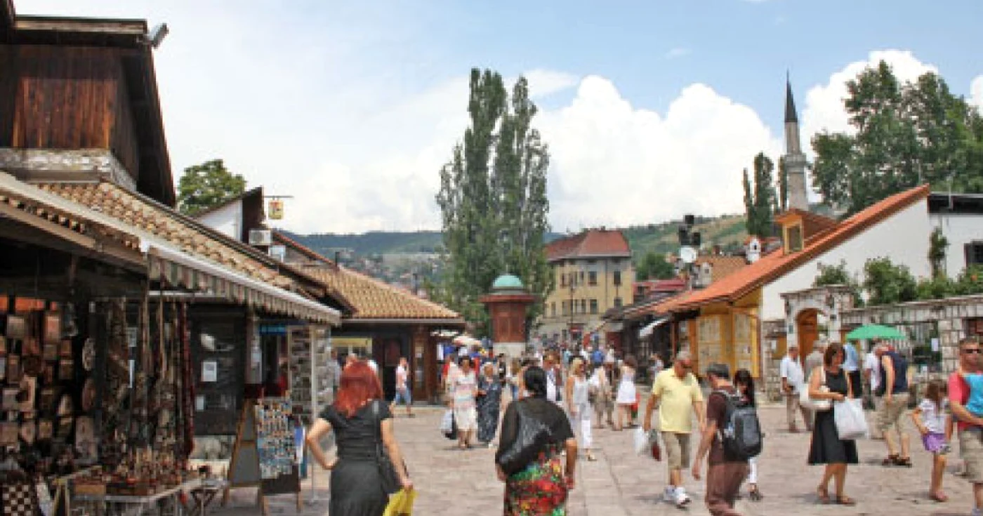 Tradiţia şi kitsch-ul coabitează la bazarul din centru
