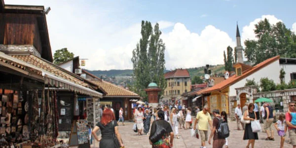 Tradiţia şi kitsch-ul  coabitează la bazarul din centru