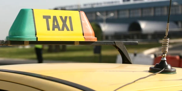 Taximetriştii independenţi şi-au înfiinţat propriul dispecerat. Taxiurile vor putea fi comandate şi pe internet
