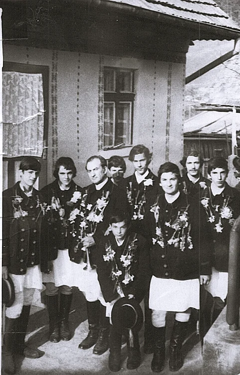 Mersul Junilor Tineri după ouă roșii, Șcheii Brașovului (© Arhiva Muzeului de Etnografie Brașov)