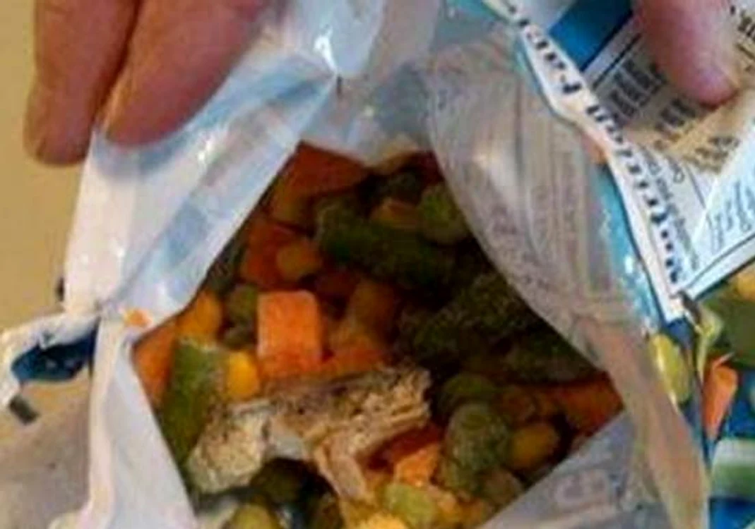 
    Pe lângă legume, în pungă se afla și capul unui șarpeFoto: Captură Youtube  