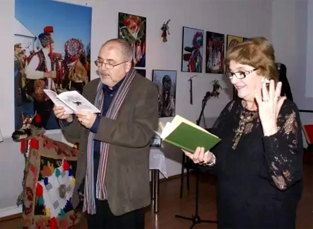 Cei doi soți sunt pasionați de poezie. Scriu și recită