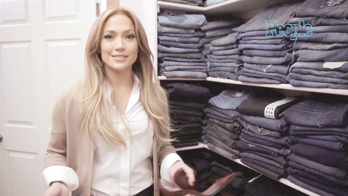 
    Diva de 46 de ani are cod de  bare pe toate hainele pentru  a şti precis când le-a purtat  