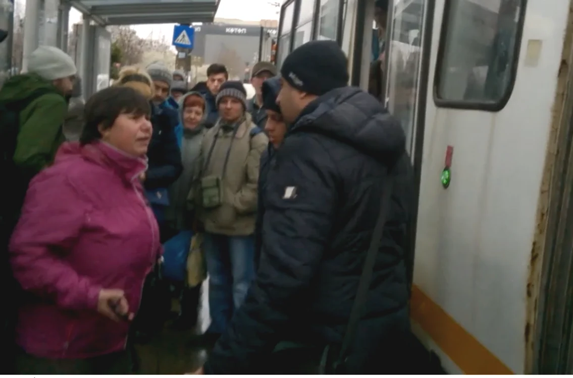 
    Femeia îl întreabă pe controlor de ce a jignit-o, spunându-i ”Hipopotamule!”foto: captură  