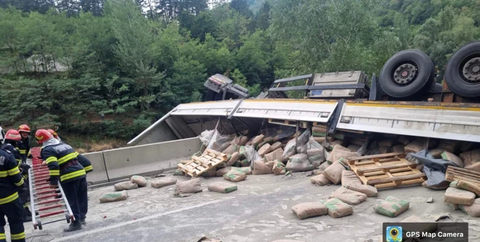 Autocamionul încărcat cu materiale de construcţie s-a răsturnat pe Defileul Jiului                    Foto: ISU Gorj