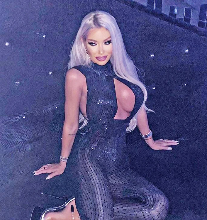 Loredana  Chivu (29 de ani)  are patru  operaţii de  implant mamar 