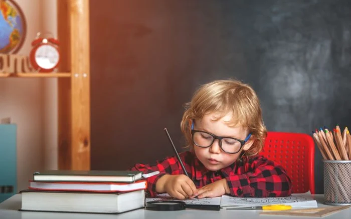 Un copil petrece cel puțin patru ore la birou, motiv pentru care postura lui ar trebui să fie una corectă, astfel încât să nu dezvolte probleme oftalmologice sau ale coloanei vertebrale.foto: Shutterstock