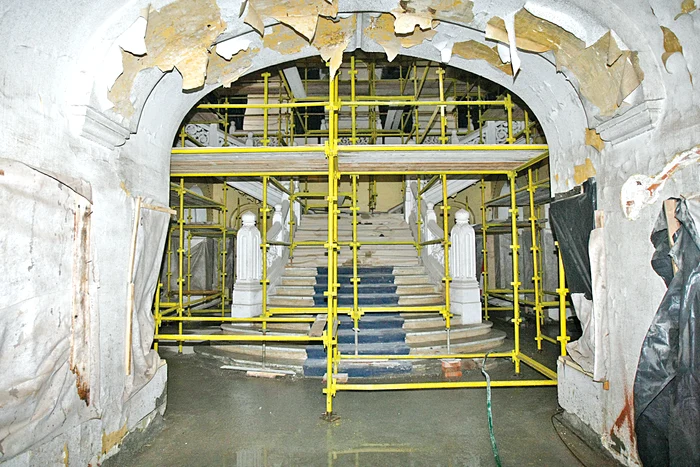 Holul și scara de marmură  de la intrarea centrală vor fi  refăcute ca să arate ca acum 109 ani