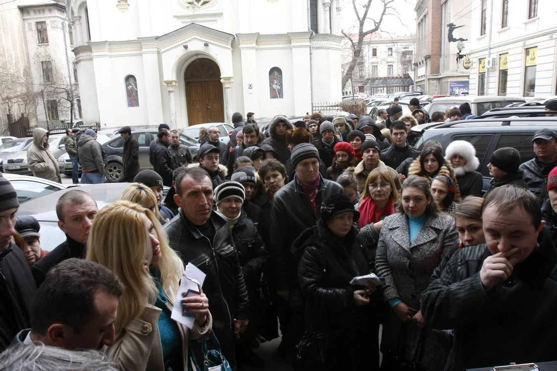 Cinci sute de străini au venit azi să îşi ia certificat de român