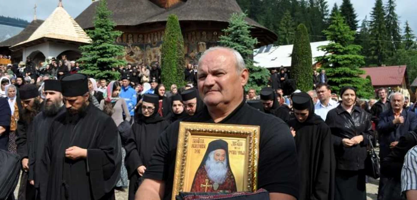 Mii de credincioşi au participat anul trecut la slujba de pomenire a părintelui Iustin FOTO: Florin Jbanca
