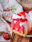 Cheesecake cu capsuni  Sursa foto shutterstock 427377451 jpg