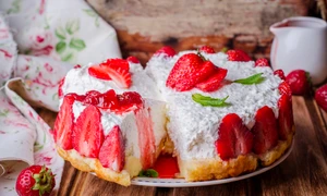 Cheesecake cu capsuni  Sursa foto shutterstock 427377451 jpg