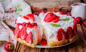 Cheesecake cu capsuni  Sursa foto shutterstock 427377451 jpg