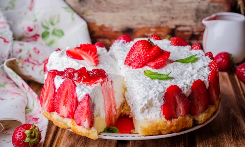 Cheesecake cu capsuni  Sursa foto shutterstock 427377451 jpg