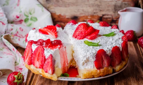 Cheesecake cu capsuni  Sursa foto shutterstock 427377451 jpg