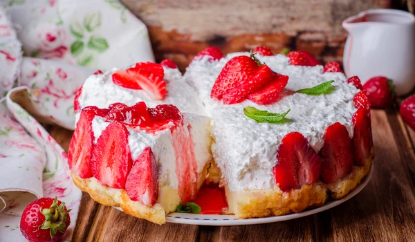 Cheesecake cu capsuni  Sursa foto shutterstock 427377451 jpg