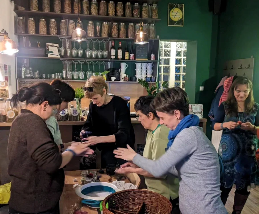 Voluntarii ajută la prepararea hranei  FOTO Greenys