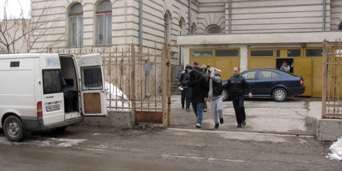 Membrii clanului Buga au ieşit din Judecătorie cu capul în pământ FOTO