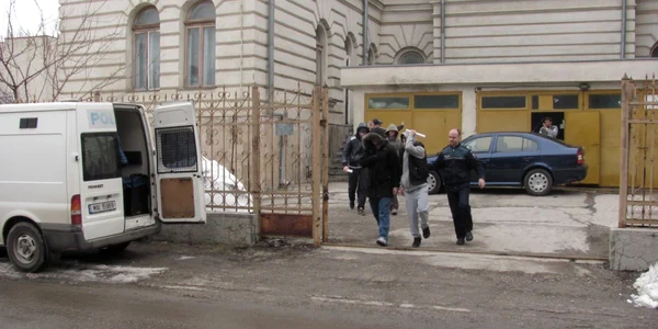 Membrii clanului Buga au ieşit din Judecătorie cu capul în pământ FOTO