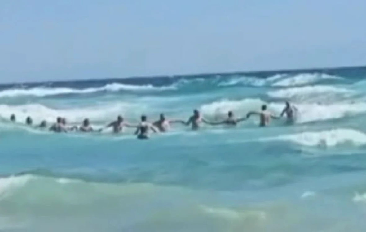 Zeci de români au format un lanț uman și au salvat un adolescent în Grecia / foto: captură video