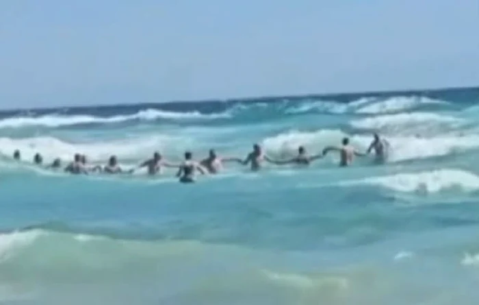 Zeci de români au format un lanț uman și au salvat un adolescent în Grecia / foto: captură video