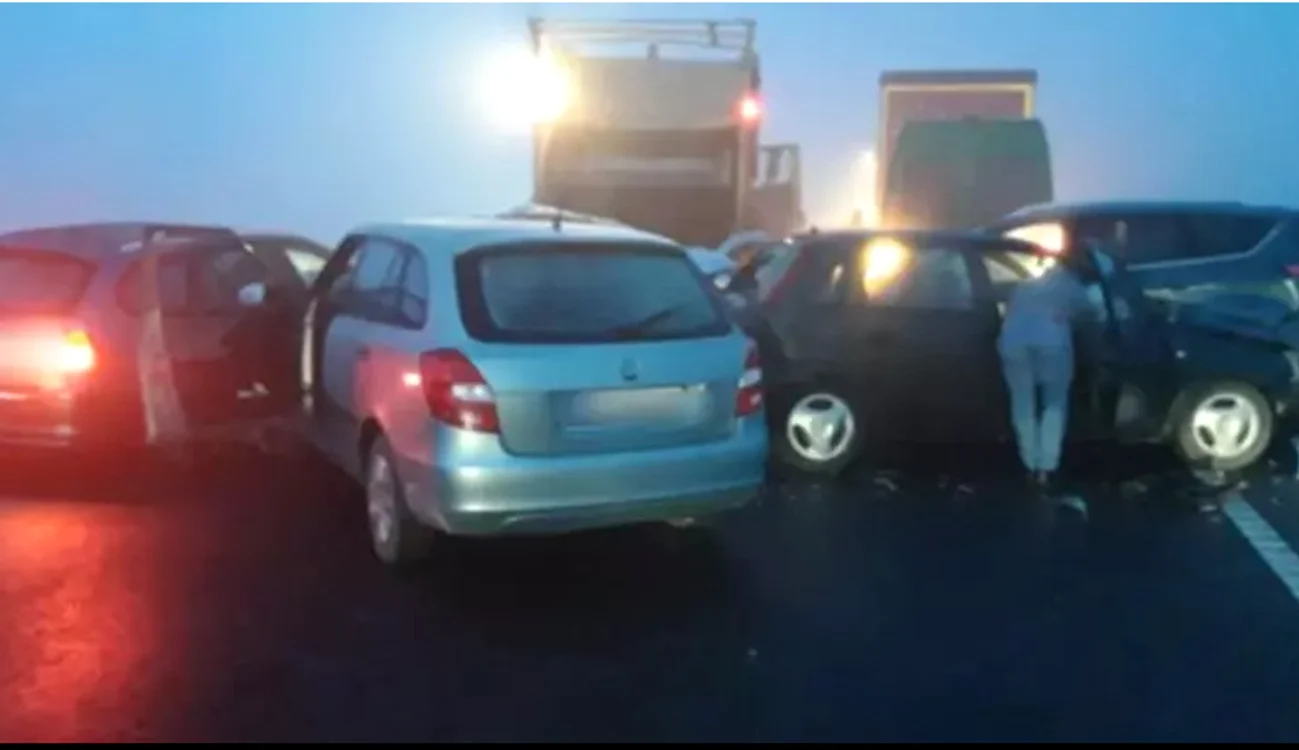 
    Accident în lanţ în care au fost implicate peste 10 autovehicule, pe centura BraşovuluiSursă foto: ISU Brașov  