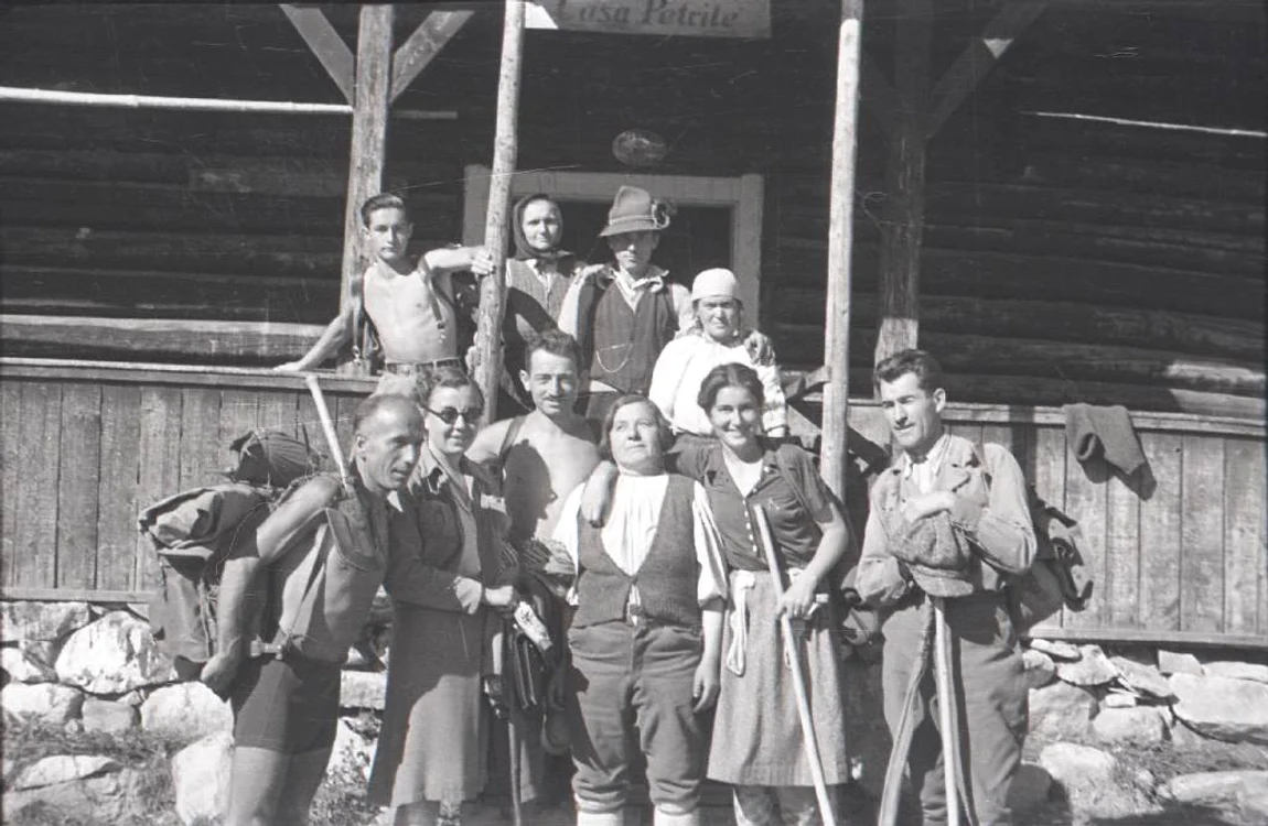 Maria Magdalena Hamz în mijlocul turiștilor. Foto: Joseph Horvath, 1942